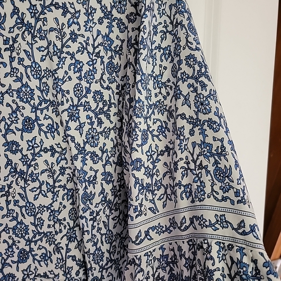 Max Studio Plus Size 2x Top Button Detail Long Sleeve Blue & White Floral - Picture 3 of 11